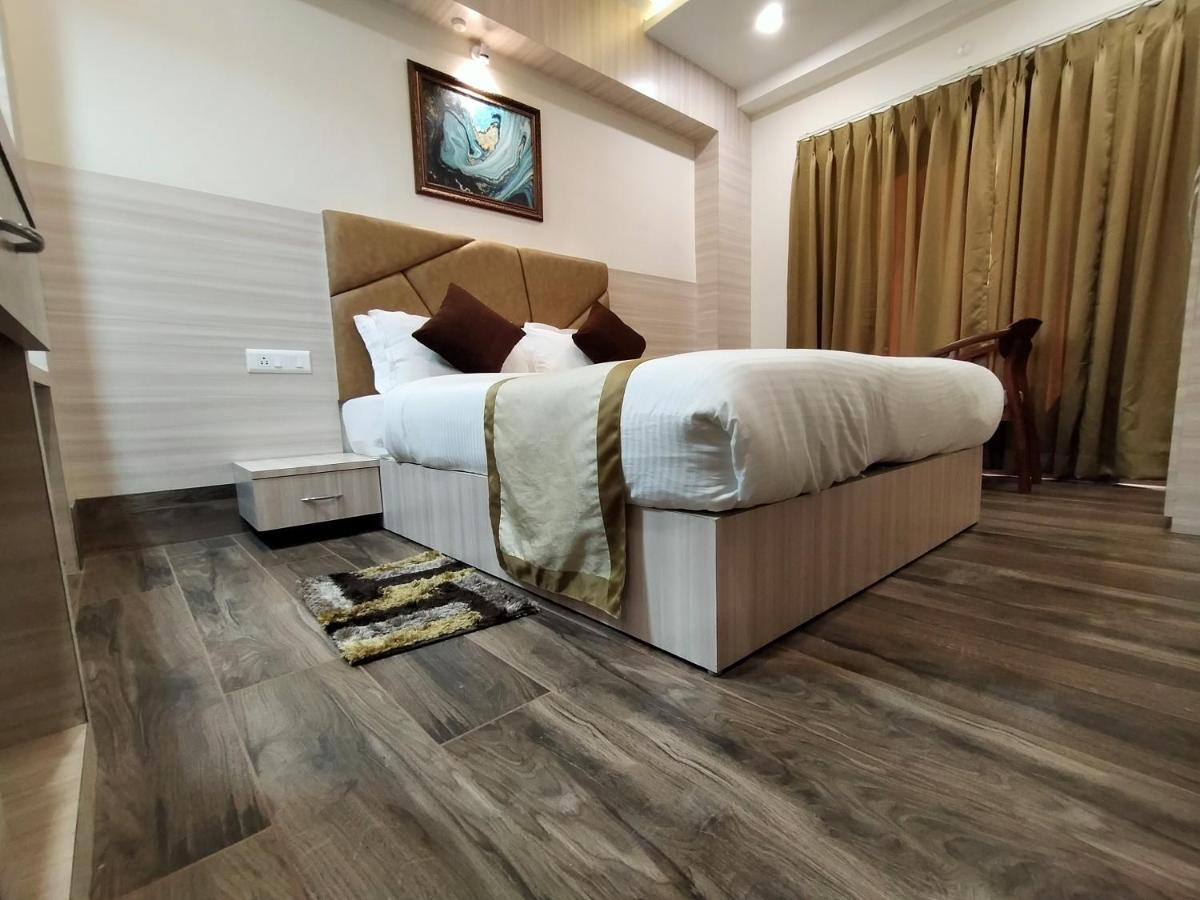Hotel Royal City Siliguri Exteriör bild